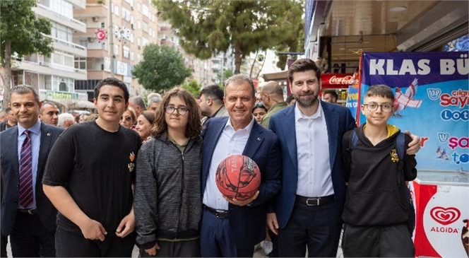 Mersin Büyükşehir Belediye Başkanı ve CHP Mersin Büyükşehir Belediye Başkan Adayı Vahap Seçer Halkla İç İçe