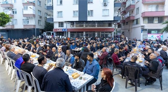 Mersin Büyükşehir Belediye Başkanı Ve Cumhuriyet Halk Partisi (CHP) Mersin Büyükşehir Belediye Başkanı Vahap Seçer Otomotiv Çalışanları İle İftar Yaptı