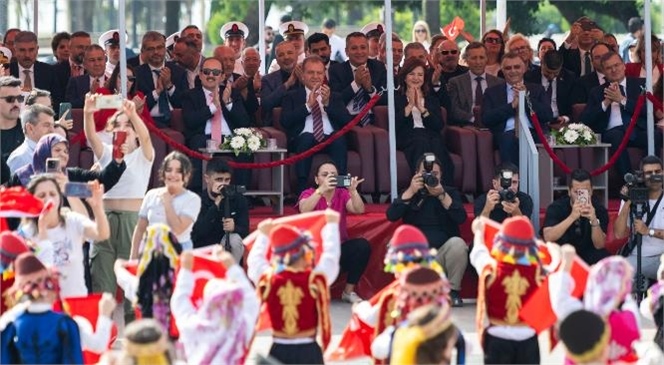 Mersin’de Coşkulu 23 Nisan Kutlaması, Başkan Seçer, 23 Nisan Dolayısıyla Düzenlenen Törene Katıldı