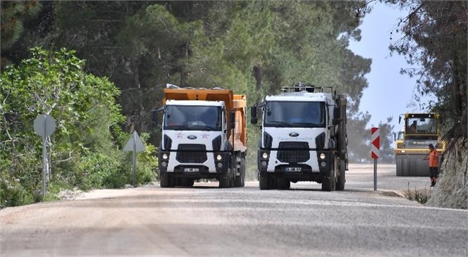 Mersin Büyükşehir’in Kırsalda Sathi Asfalt Sezonu Erdemli’de Başladı, Büyükşehir Sayesinde Hem Üreticinin Hem Vatandaşın Yüzü Gülüyor