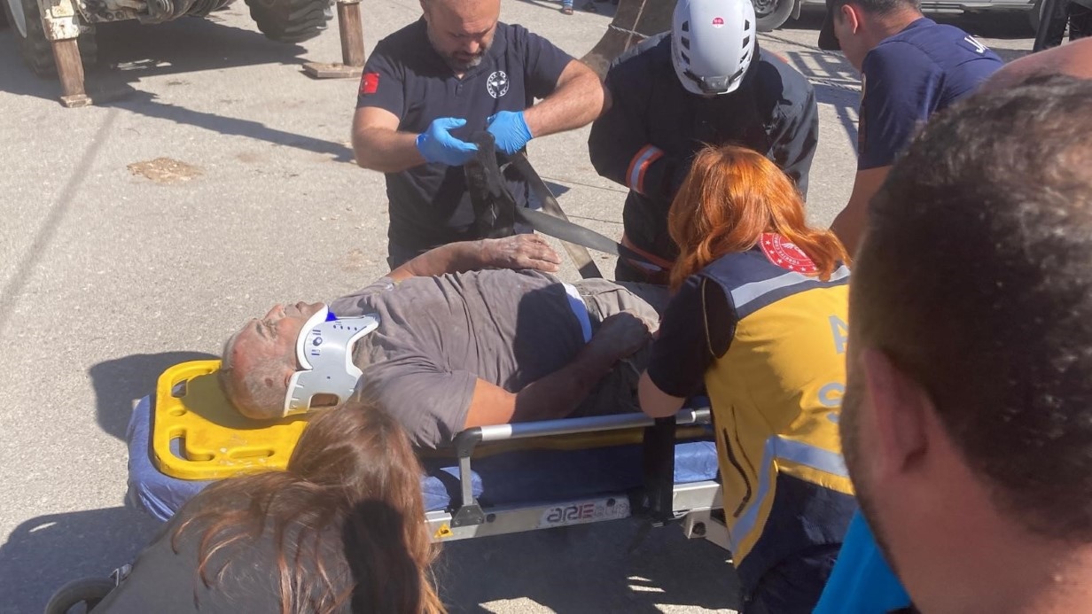 Tömük'te Kamyonet Depoya Daldı: 2 Yaralı İş Makinesiyle Kurtarıldı