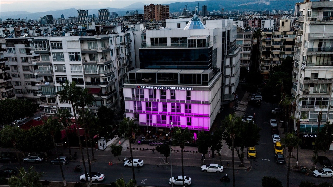 Mersin Büyükşehir'den Pembe Farkındalık: Hizmet Binası Pembe Işıklarla Parladı