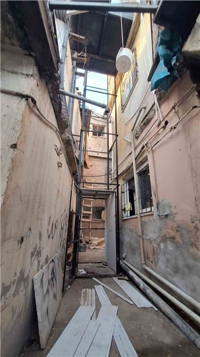 Tarsus’ta Yük Asansörü Düştü: Asansördeki 80 Yaşındaki Kadın Hayatını Kaybetti