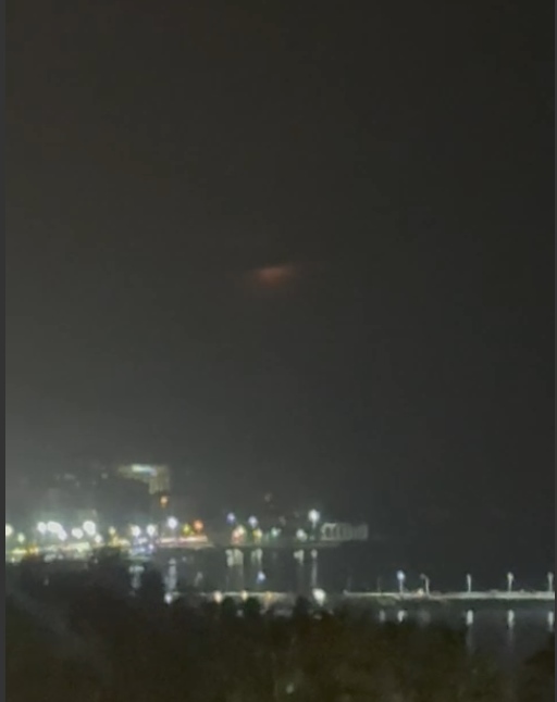 Mersin'de Gece Semalarda Görülen Gizemli Işık Sosyal Medyada Tartışma Yarattı