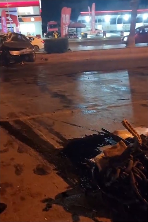 Mersin'de Kaza: Motor Fırladı, Araç Refüje Uçtu!