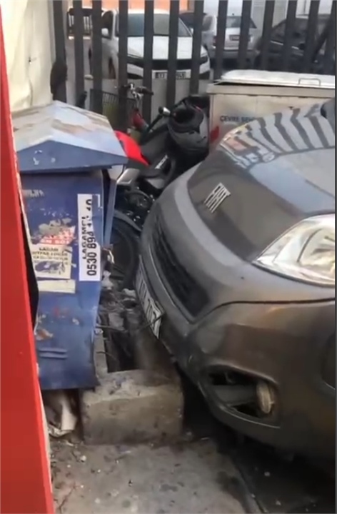 Mersin’de Mucize Manevra… Çocuğa Çarpmamak İçin Direksiyonu Kırdı: Araç Duvara Çarptı!