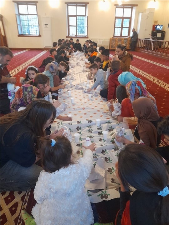 Taşucu Reşadiye Camii’nde Hafta Sonu Neşesi: Çocuklar Hem Eğleniyor Hem Öğreniyor