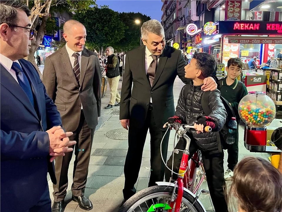 Tarsus’ta Huzur Operasyonuna Vali Toros da Katıldı: Vali Toros Minibüse Bindi, Vatandaşla Sohbet Etti Hem Denetledi Hem Halkla İç İçe Oldu