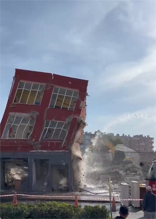 Dokunmadan Yıktı! Tarsus’ta 2 Katlı Bina Titreşimle Toz Bulutuna Döndü