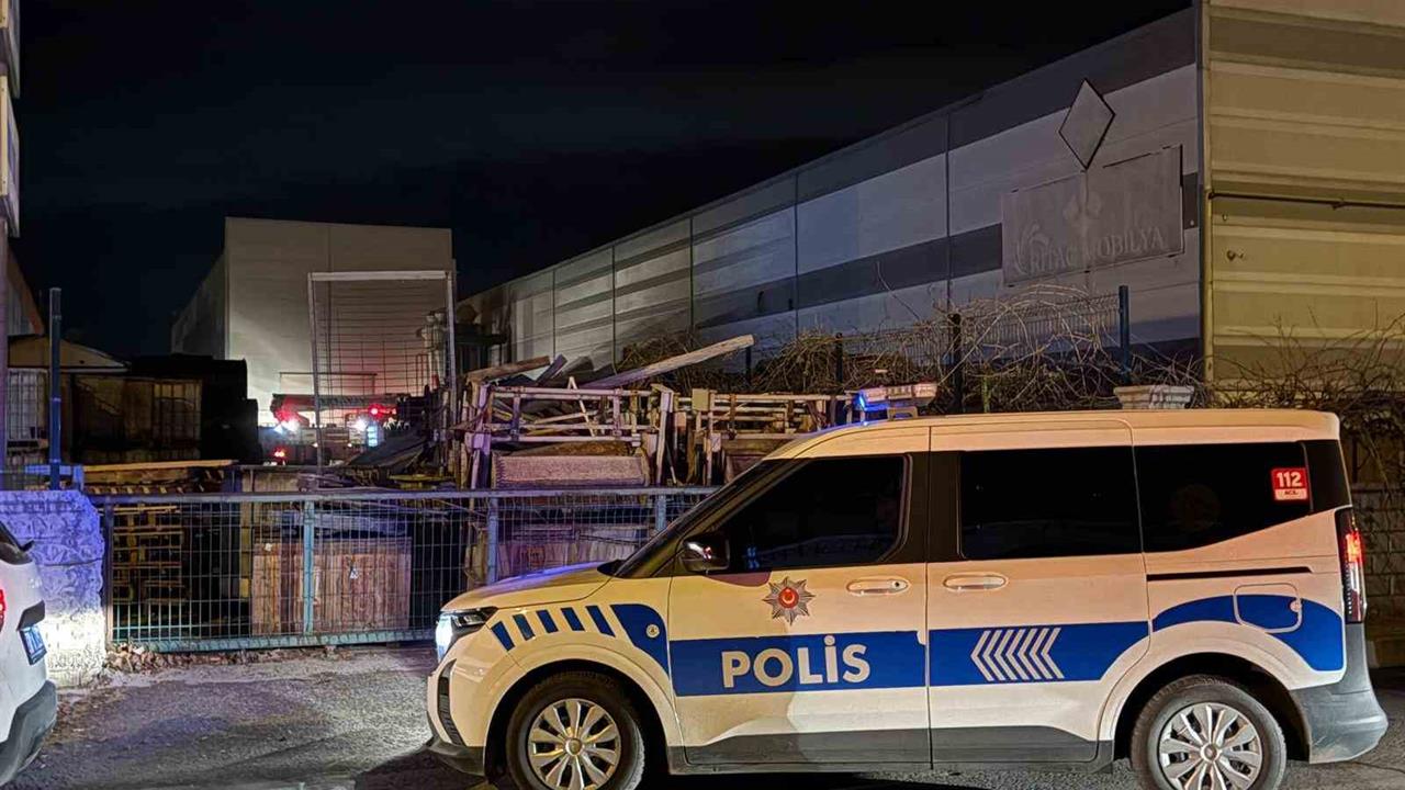 Kayseri OSB'de Bir Mobilya Fabrikasında Yangın Çıktı, Ekipler Müdahale Etti