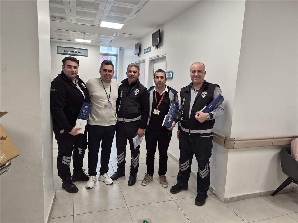 Sağlık Çalışanlarına Şemsiye Hediyesi! Özsağlık-iş Tarsus Temsilcileri Üyelere Şemsiye Dağıttı