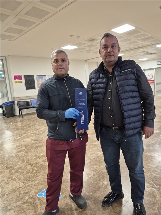 Sağlık Çalışanlarına Şemsiye Hediyesi! Özsağlık-iş Tarsus Temsilcileri Üyelere Şemsiye Dağıttı