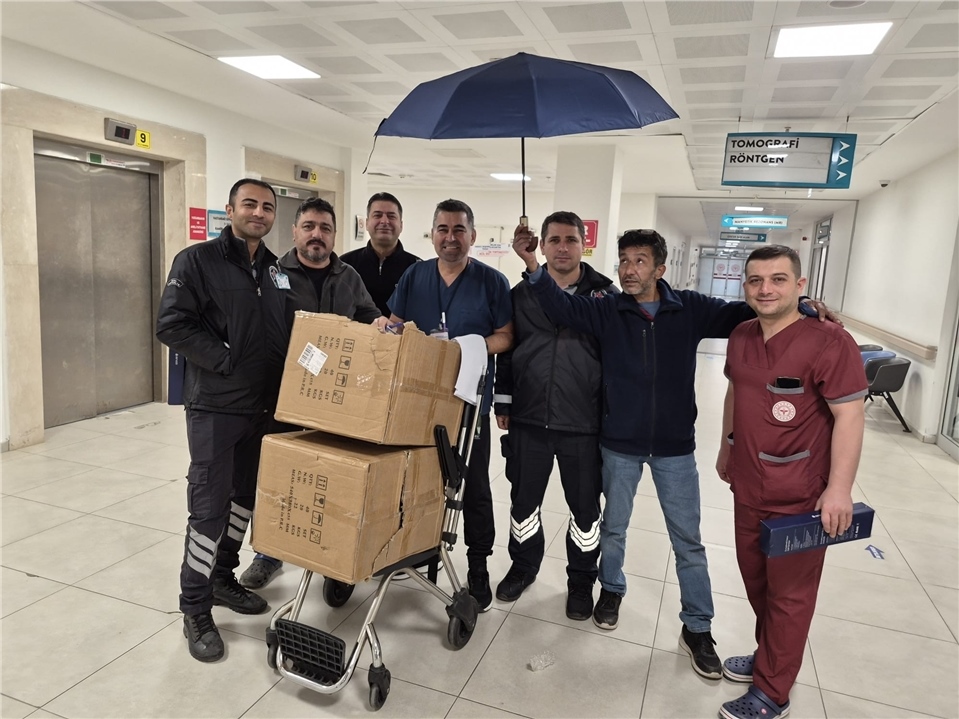 Sağlık Çalışanlarına Şemsiye Hediyesi! Özsağlık-iş Tarsus Temsilcileri Üyelere Şemsiye Dağıttı