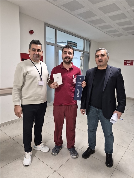 Sağlık Çalışanlarına Şemsiye Hediyesi! Özsağlık-iş Tarsus Temsilcileri Üyelere Şemsiye Dağıttı