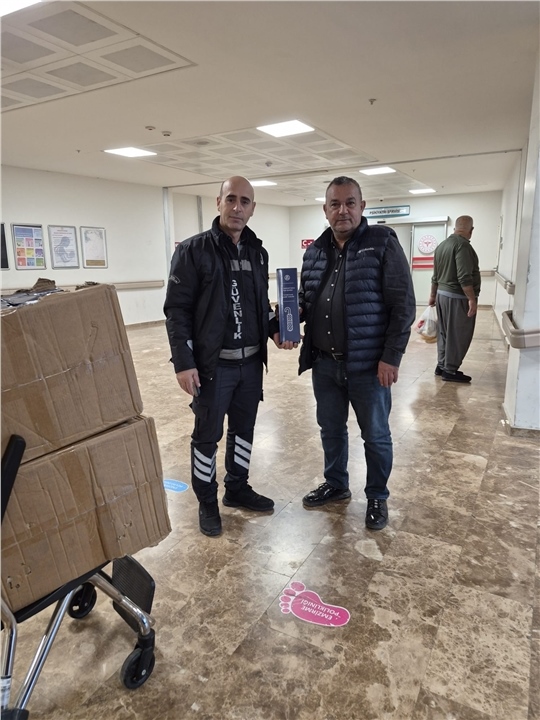 Sağlık Çalışanlarına Şemsiye Hediyesi! Özsağlık-iş Tarsus Temsilcileri Üyelere Şemsiye Dağıttı