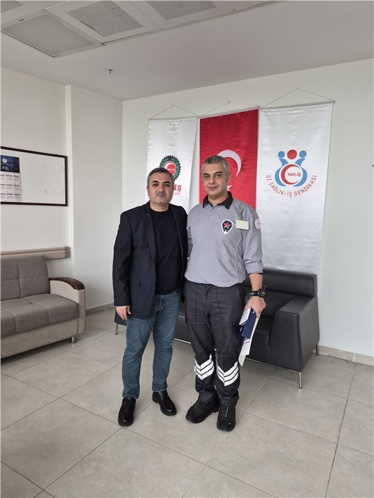 Sağlık Çalışanlarına Şemsiye Hediyesi! Özsağlık-iş Tarsus Temsilcileri Üyelere Şemsiye Dağıttı