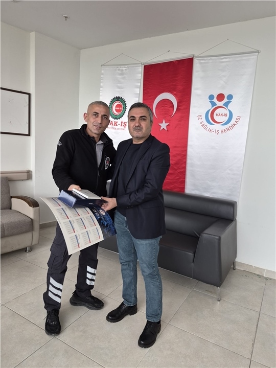 Sağlık Çalışanlarına Şemsiye Hediyesi! Özsağlık-iş Tarsus Temsilcileri Üyelere Şemsiye Dağıttı