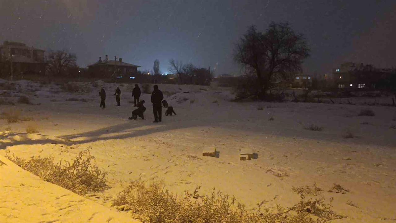 Kırşehir'de Başlayan Kar Yağışı Çocukları Sokağa Döküyor