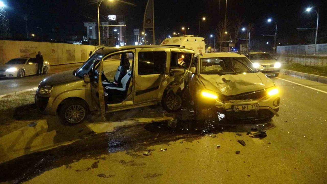 Malatya Battalgazi'de İki Araç Çarpıştı, Sürücüler Yaralanmadı