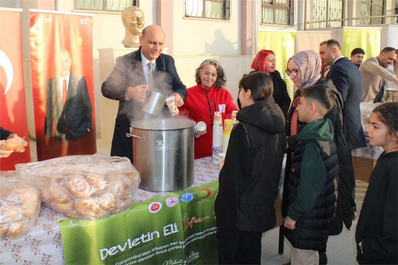 Tarsus'ta Öğrencilere Sıcak Çorba İkramı! Devletin Eli Sofranın Bereketi Projesi Kapsamında Ortaokul Öğrencilerine Çorba Dağıtımı Gerçekleştirildi