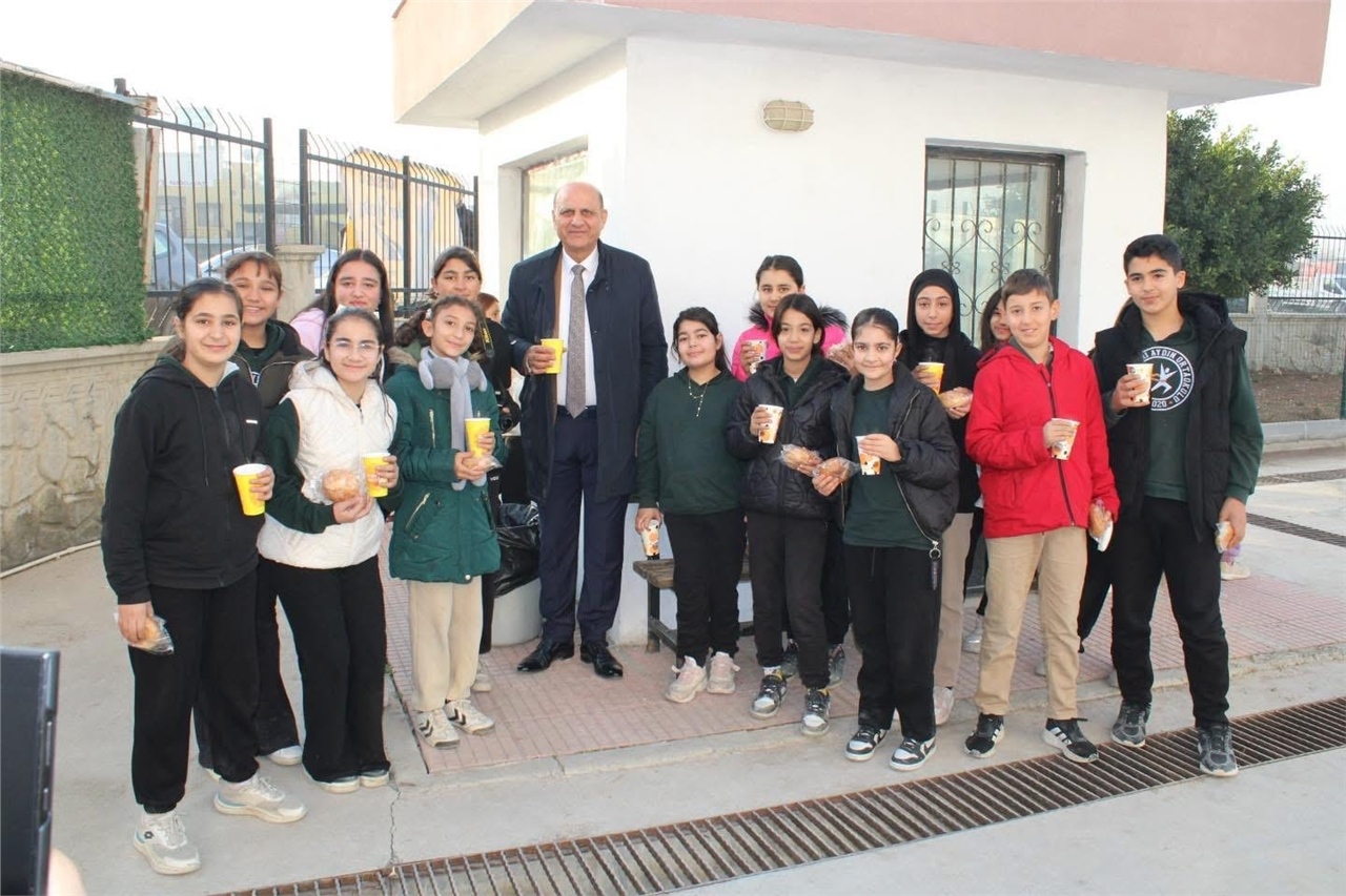 Tarsus'ta Öğrencilere Sıcak Çorba İkramı! Devletin Eli Sofranın Bereketi Projesi Kapsamında Ortaokul Öğrencilerine Çorba Dağıtımı Gerçekleştirildi