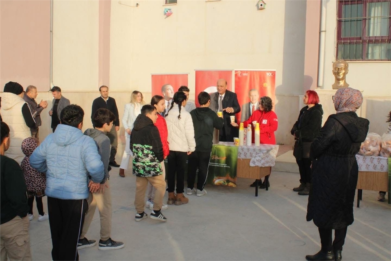 Tarsus'ta Öğrencilere Sıcak Çorba İkramı! Devletin Eli Sofranın Bereketi Projesi Kapsamında Ortaokul Öğrencilerine Çorba Dağıtımı Gerçekleştirildi