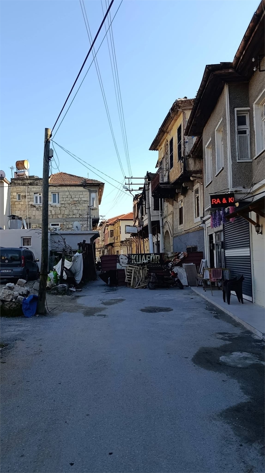 Mersin Tarsus’ta Aylardır Kaldırılmayan Yangın Enkazı Mahalleliyi ve Öğrencileri Tedirgin Ediyor