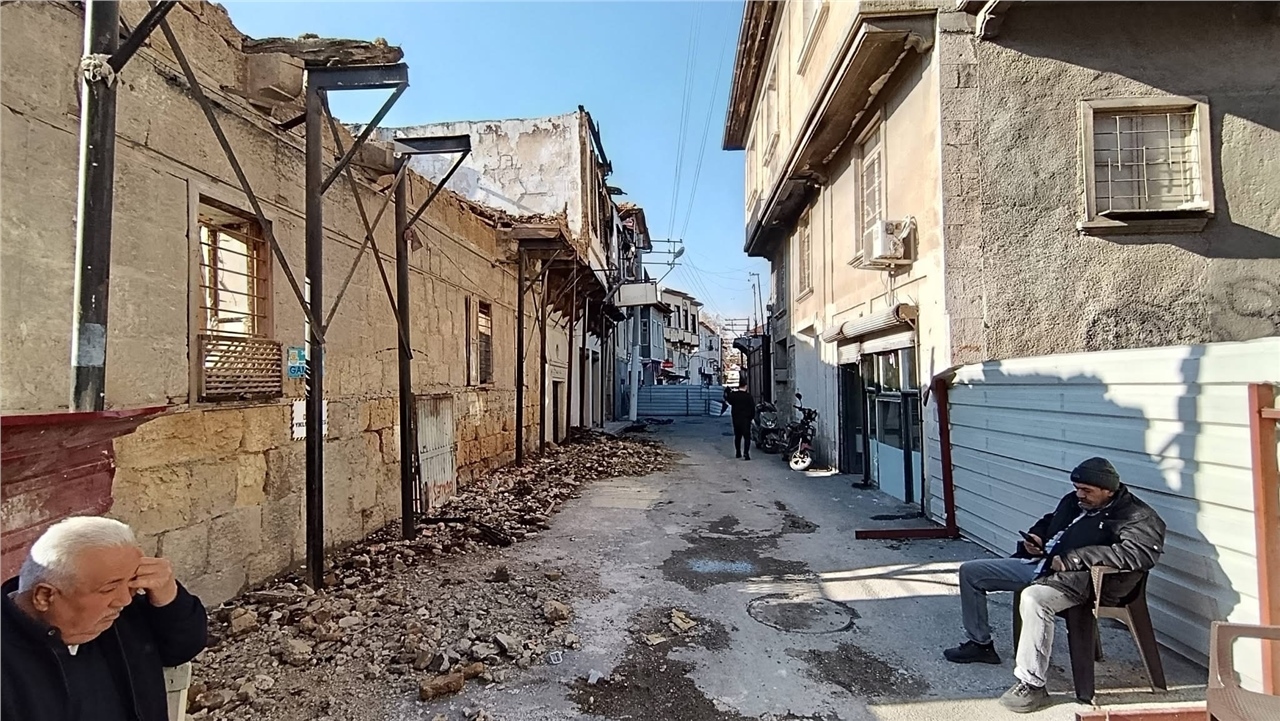 Mersin Tarsus’ta Aylardır Kaldırılmayan Yangın Enkazı Mahalleliyi ve Öğrencileri Tedirgin Ediyor