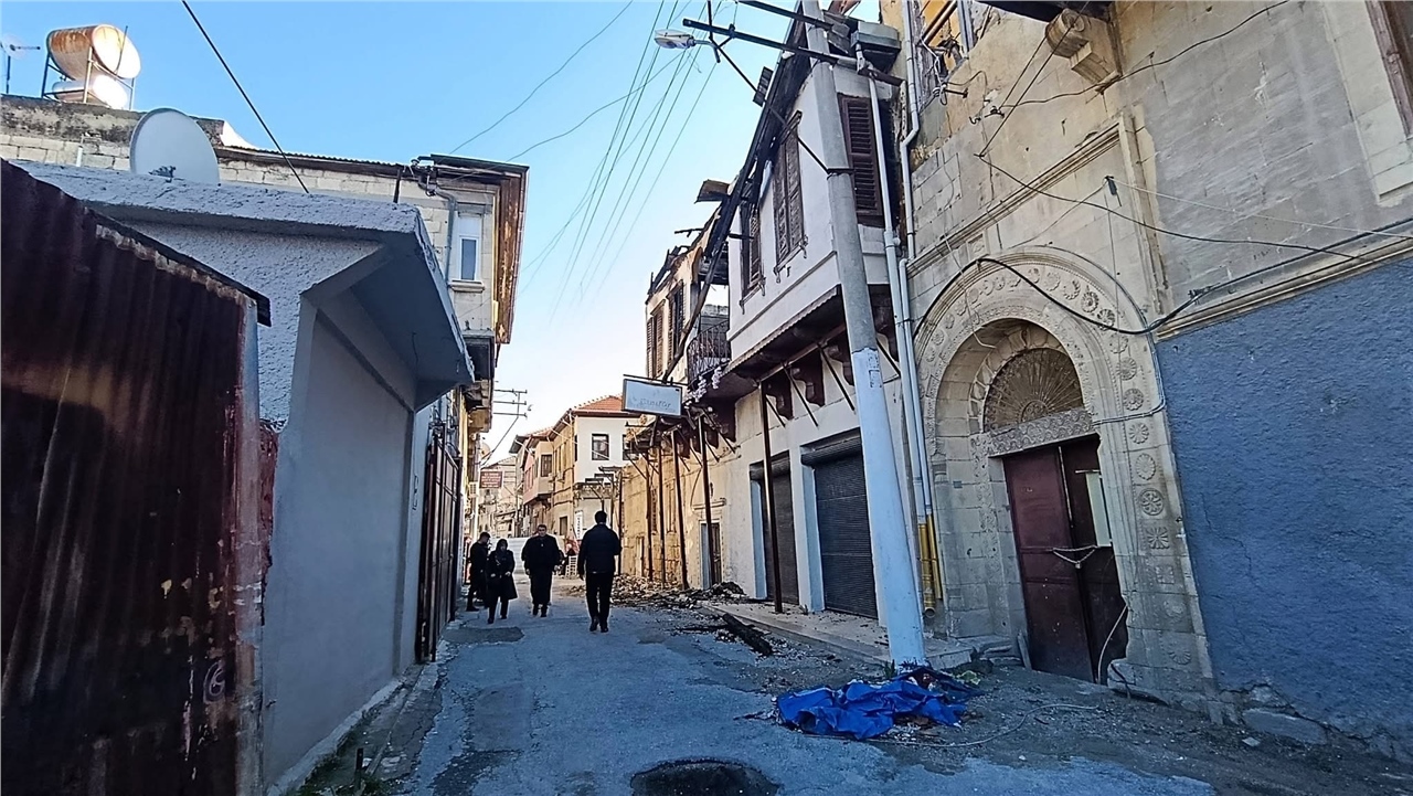 Mersin Tarsus’ta Aylardır Kaldırılmayan Yangın Enkazı Mahalleliyi ve Öğrencileri Tedirgin Ediyor