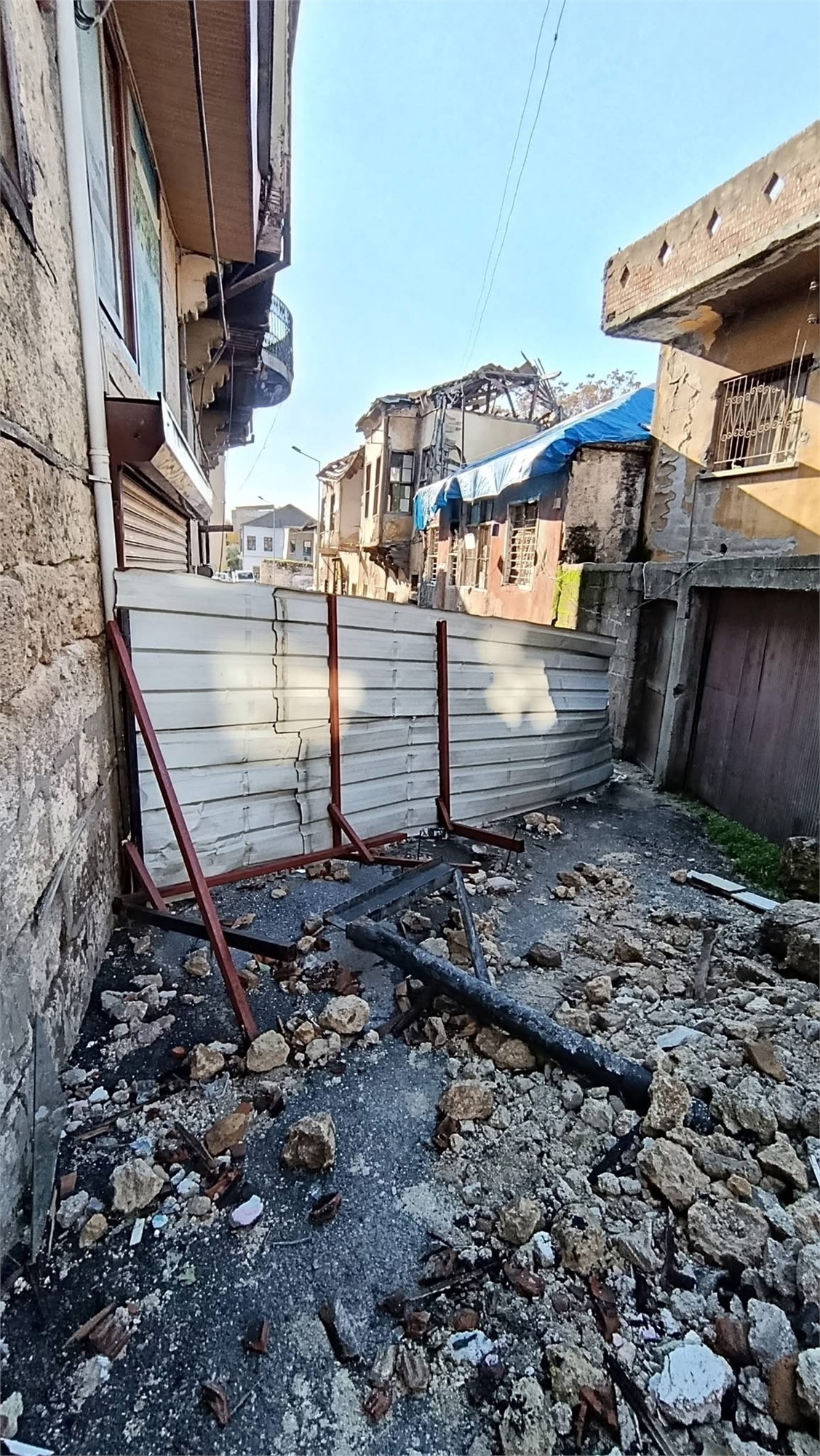 Mersin Tarsus’ta Aylardır Kaldırılmayan Yangın Enkazı Mahalleliyi ve Öğrencileri Tedirgin Ediyor