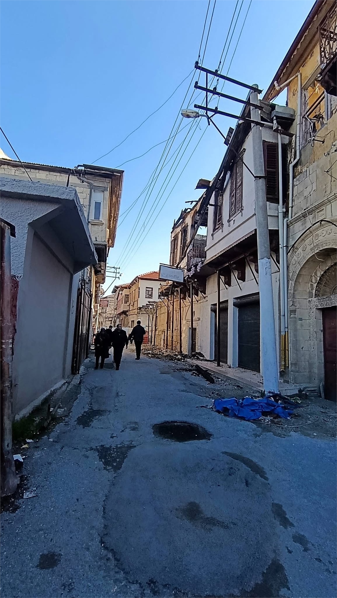 Mersin Tarsus’ta Aylardır Kaldırılmayan Yangın Enkazı Mahalleliyi ve Öğrencileri Tedirgin Ediyor