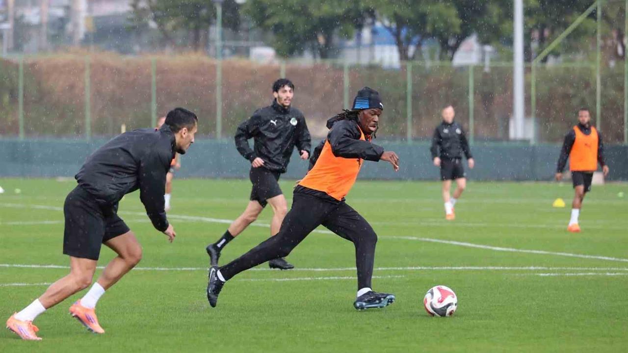 Antalya'da Corendon Alanyaspor, Galatasaray Maçına Hazırlık Çalışmalarını Sürdürüyor