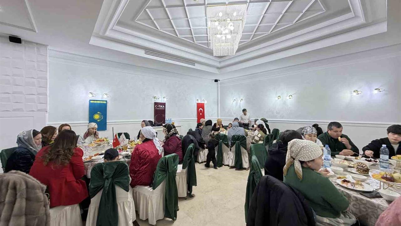 TİKA, Kazakistan Astana'da düzenlediği iftar programında 500 kişiyi bir araya getirdi.
