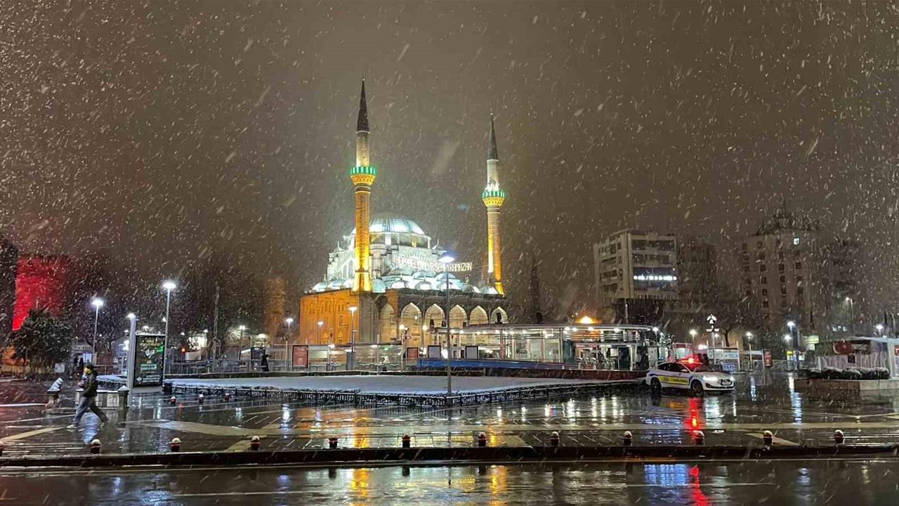 Kayseri'de Yaşanan Kar Yağışı Kenti Beyaz Örtüyle Kapladı