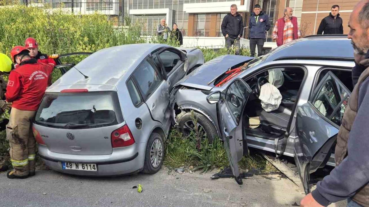 Balıkesir Susurluk'ta Meydana Gelen Çift Taraflı Trafik Kazasında 4 Kişi Yaralandı