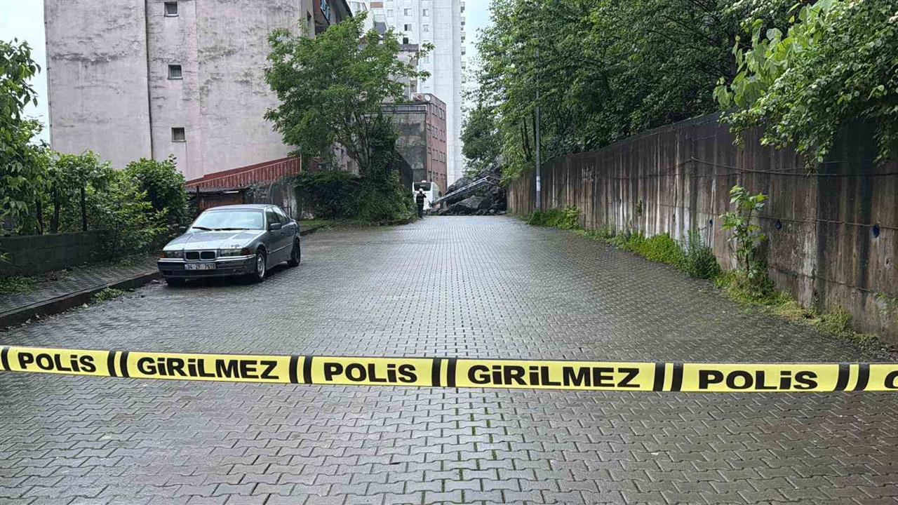 Artvin Hopa'da Yağışların Ardından Gerçekleşen Heyelan Nedeniyle Yol Kapatıldı