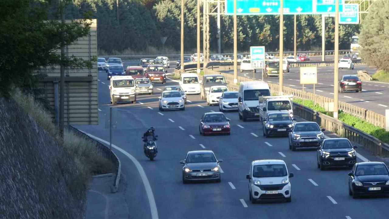 Kocaeli'de Bayram Dönüşü ile Otoyollarda Araç Yoğunluğu Artış Gösterdi