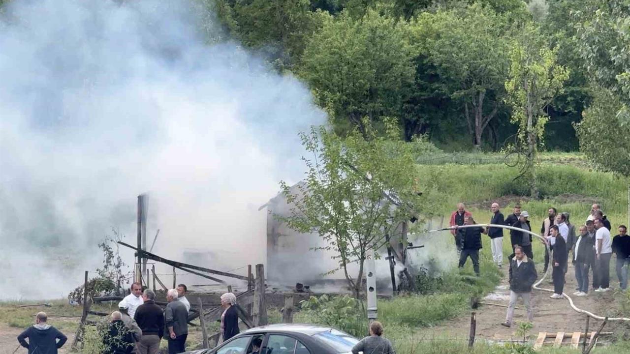 Kastamonu Hanönü'nde Soba Patlaması Sonucu Ev Kullanılmaz Hale Geldi