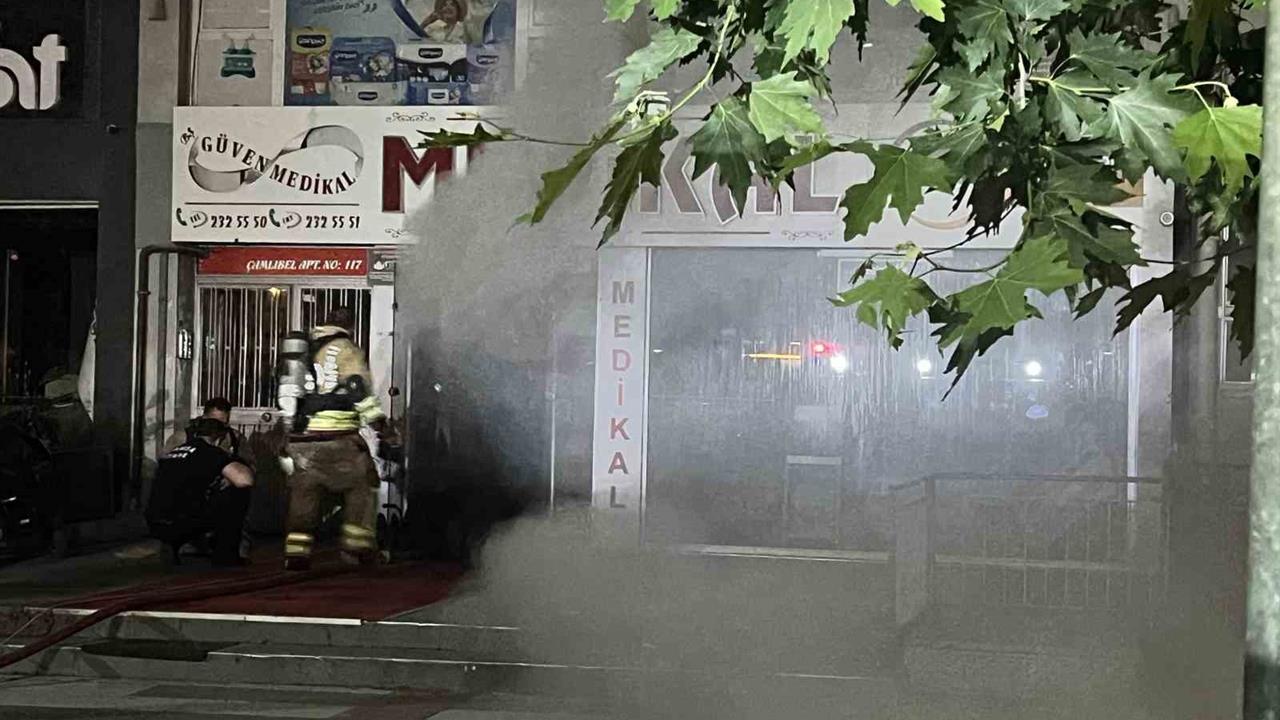 Manisa Yunusemre'de Medikal Ürünler Satan İş Yerinde Yangın Paniğe Neden Oldu