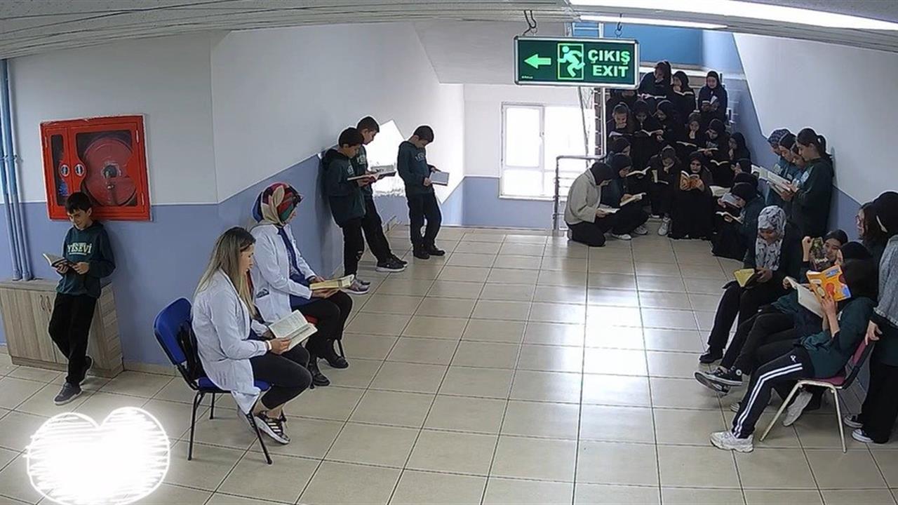 Erzincan'daki Hoca Ahmet Yesevi İmam Hatip Ortaokulu'nda öğretmenlerin uyguladığı kitap okuma deneyi, öğrencilere ilham kaynağı oldu.