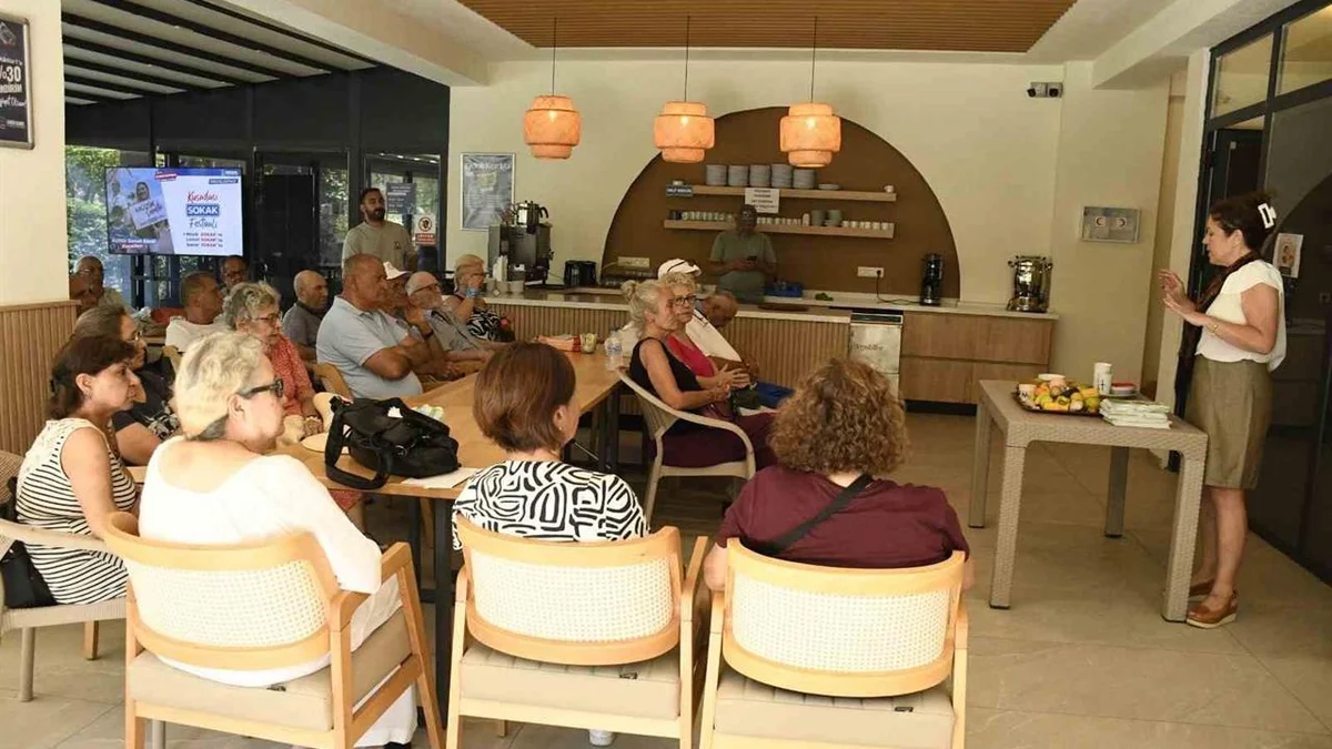 Kuşadası'nda Yaşlılar İçin Sağlıklı Beslenme Semineri Düzenlendi