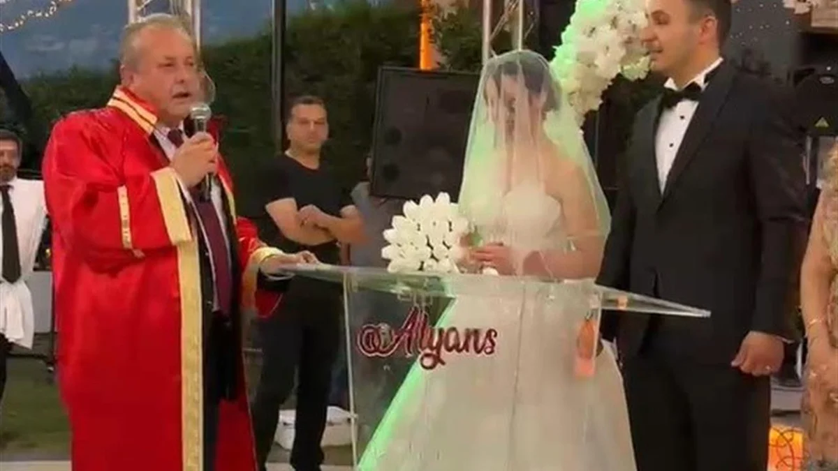 Manisa'daki Düğünde İlgi Odağı Olan Nikah Mizanseni