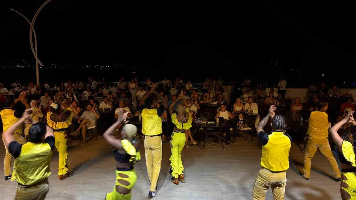 Bodrum Bardakçı Koyu'nda Azka Otel'den Konser ve Dans Şovları