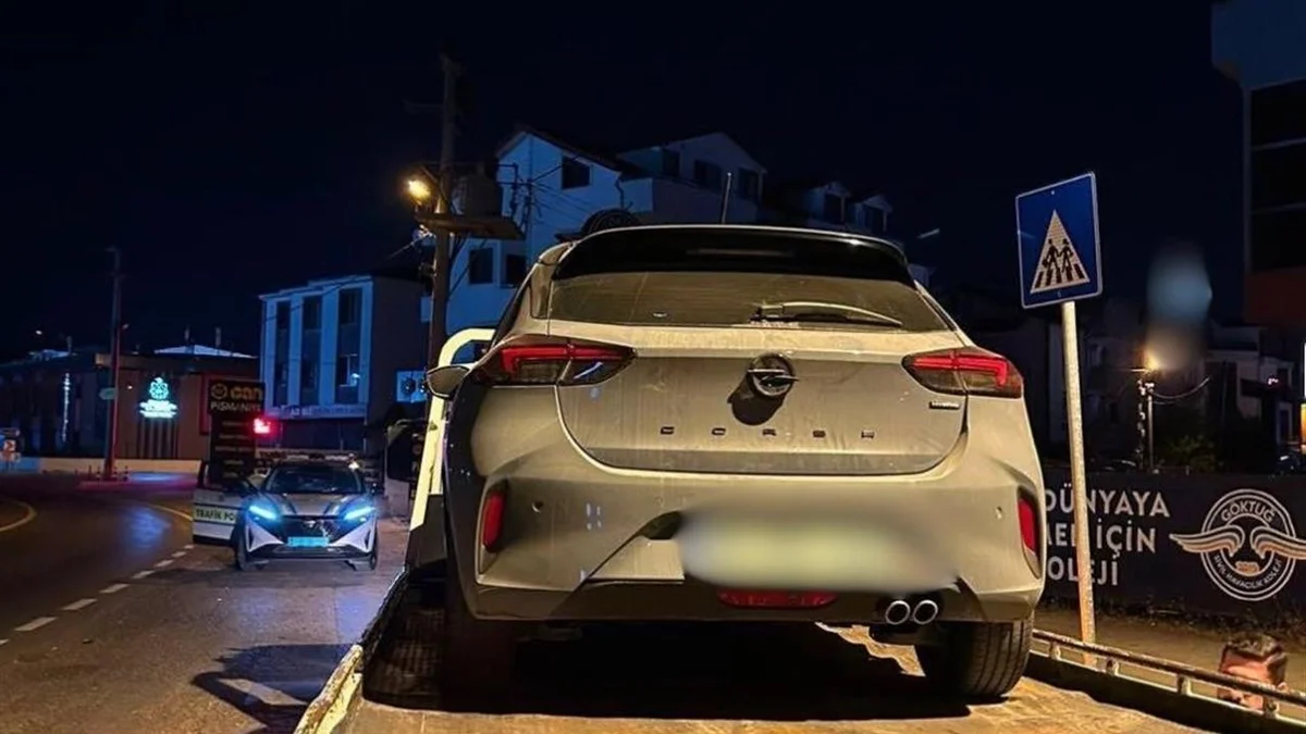 Durdurulan korsan taksi aracı otoparka çekiliyor