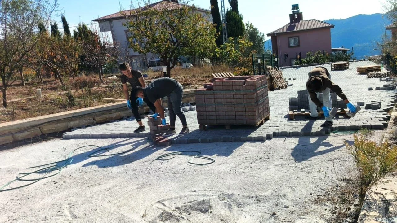 Yayla Yolları Bakımdan Geçiyor: Toroslar Belediyesi’nden Yaylalara Kış Öncesi Parke ve Yol Düzenleme Çalışması