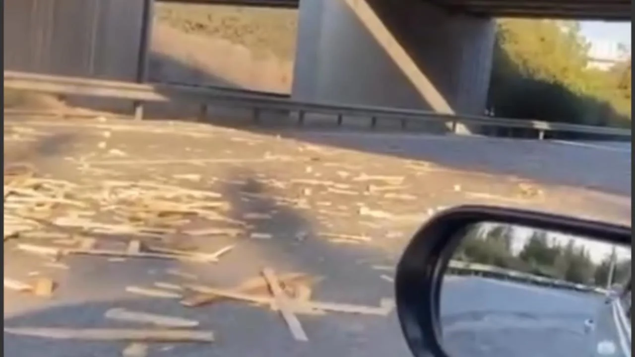 Mersin Tarsus Yenice Kavşakları'nda TIR'dan Dökülen Malzemeler Yola Saçıldı: Trafik Tek Şeritten Akıyor