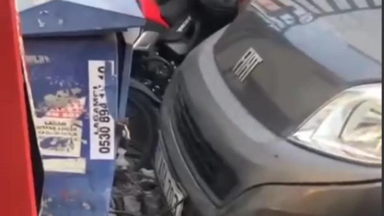 Mersin’de Mucize Manevra… Çocuğa Çarpmamak İçin Direksiyonu Kırdı: Araç Duvara Çarptı!