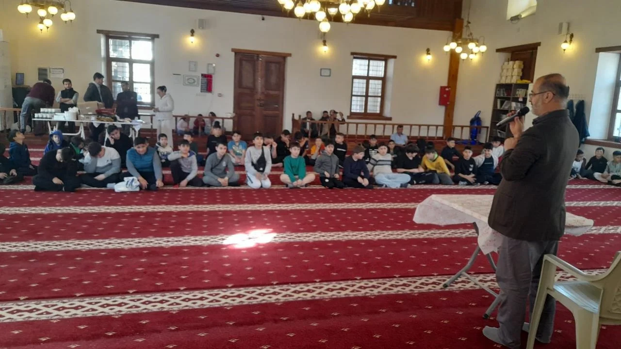 Taşucu Reşadiye Camii’nde Hafta Sonu Neşesi: Çocuklar Hem Eğleniyor Hem Öğreniyor