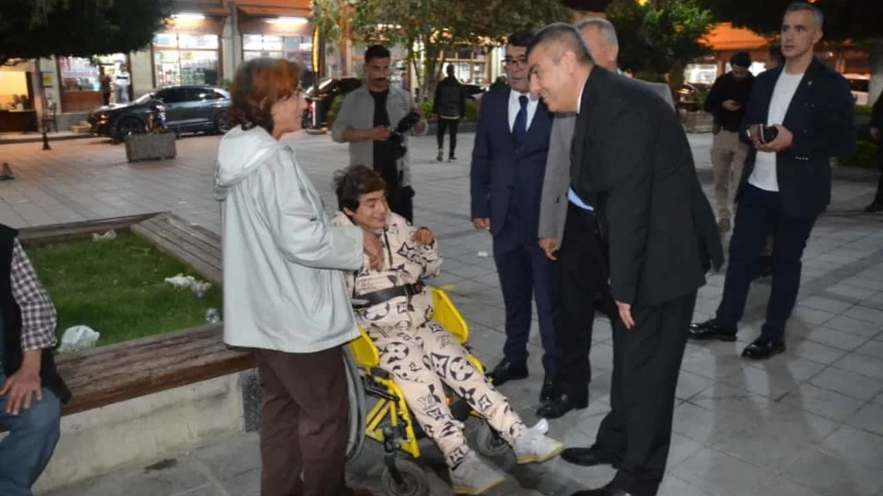 Tarsus’ta Huzur Operasyonuna Vali Toros da Katıldı: Vali Toros Minibüse Bindi, Vatandaşla Sohbet Etti Hem Denetledi Hem Halkla İç İçe Oldu