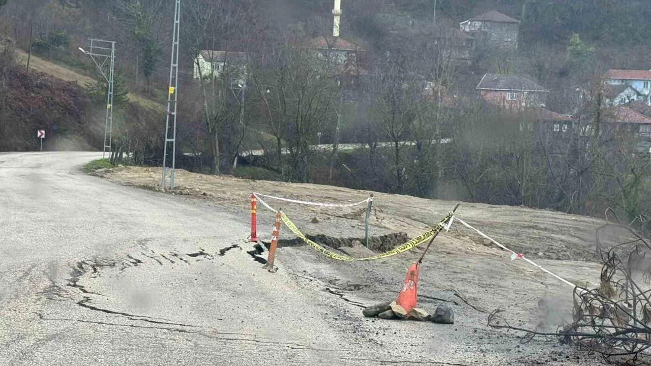 Kastamonu Çatalzeytin'de Heyelan Nedeniyle Yol Çöktü